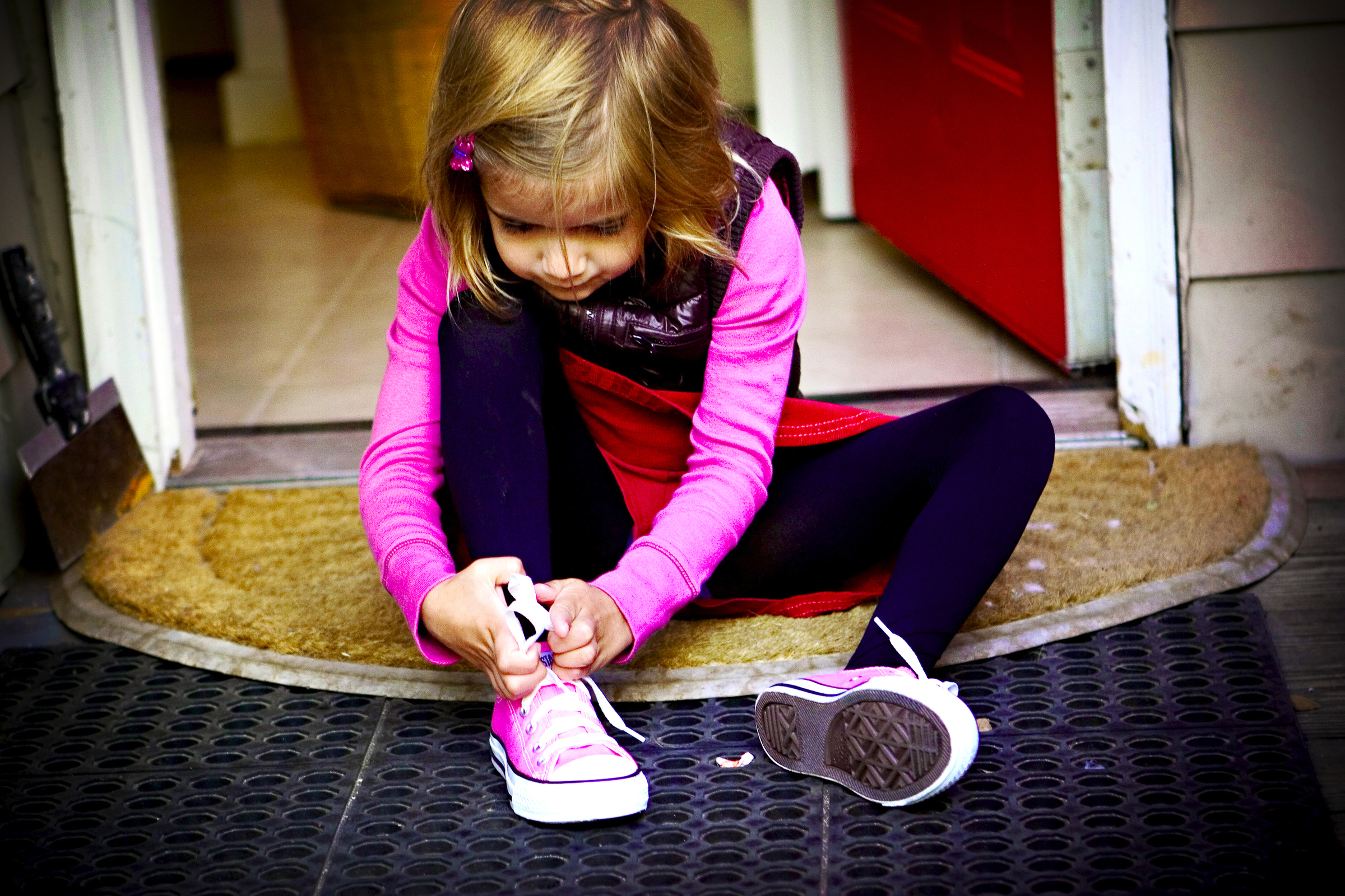 Девочки также подготовили. Девочка обувается. Обувь для девочек. Девочка надевает туфли. Дети в кроссовках.